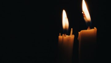 Deux bougies allumees dans le noir, seance de desenvoutement a distance