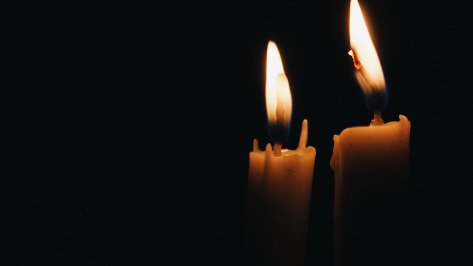 Deux bougies allumees dans le noir, seance de desenvoutement a distance