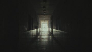 Couloir sombre d'une maison, presence d'un esprit ou d'une entite