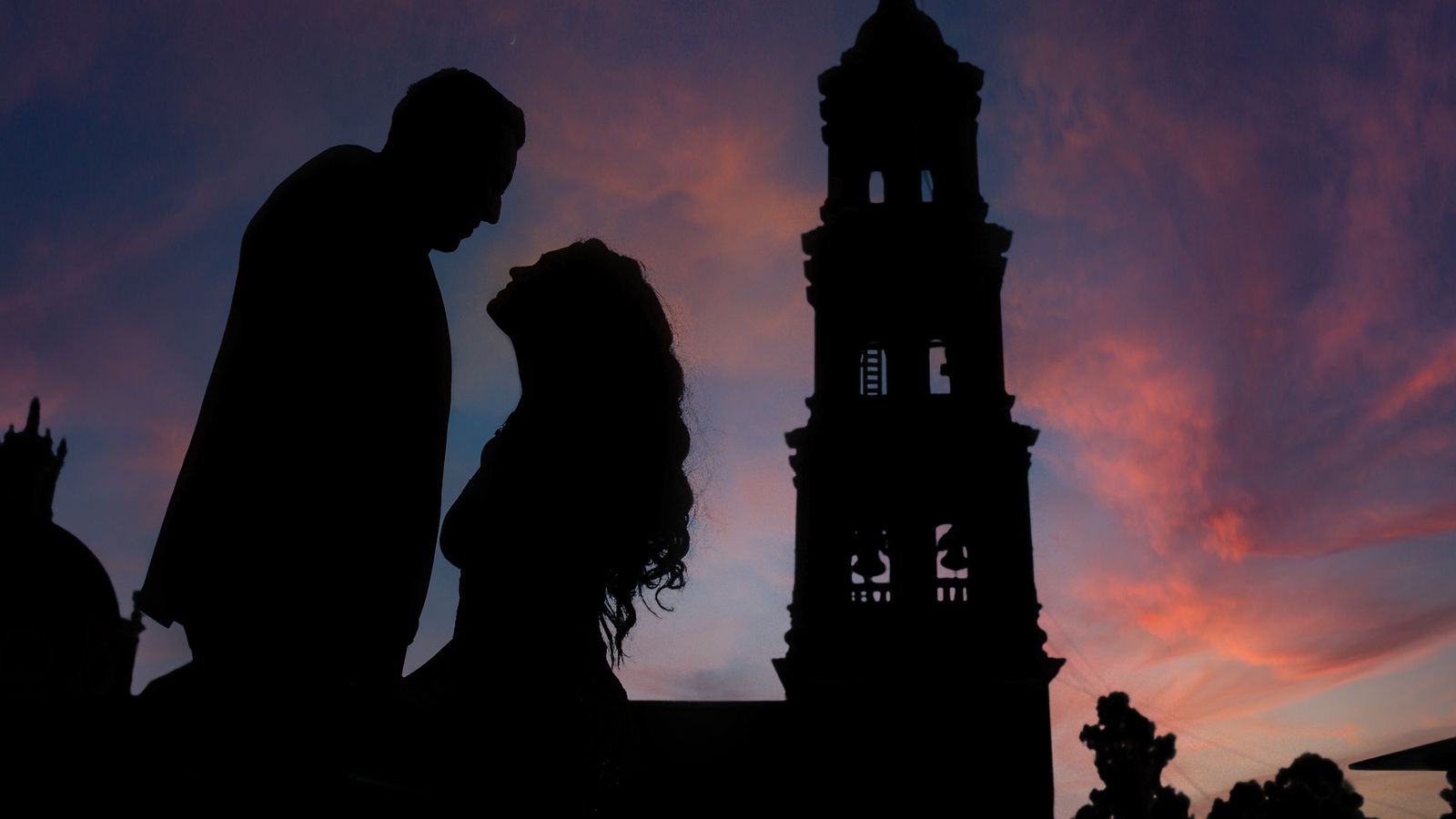 Silhouette d'un couple au coucher du soleil, se libérer d'une emprise amoureuse