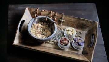 Encens, herbes et chapelet sur un plateau, purifier sa maison des energies negatives