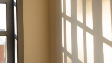 Lumiere du soleil entrant par une fenetre, apaisement apres un desenvoutement reussi