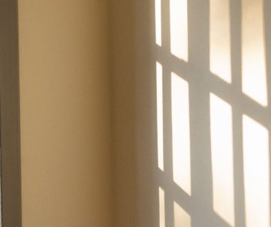 Lumiere du soleil entrant par une fenetre, apaisement apres un desenvoutement reussi