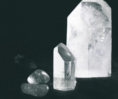 Cristaux de quartz sur fond sombre, pierres de protection contre les énergies négatives