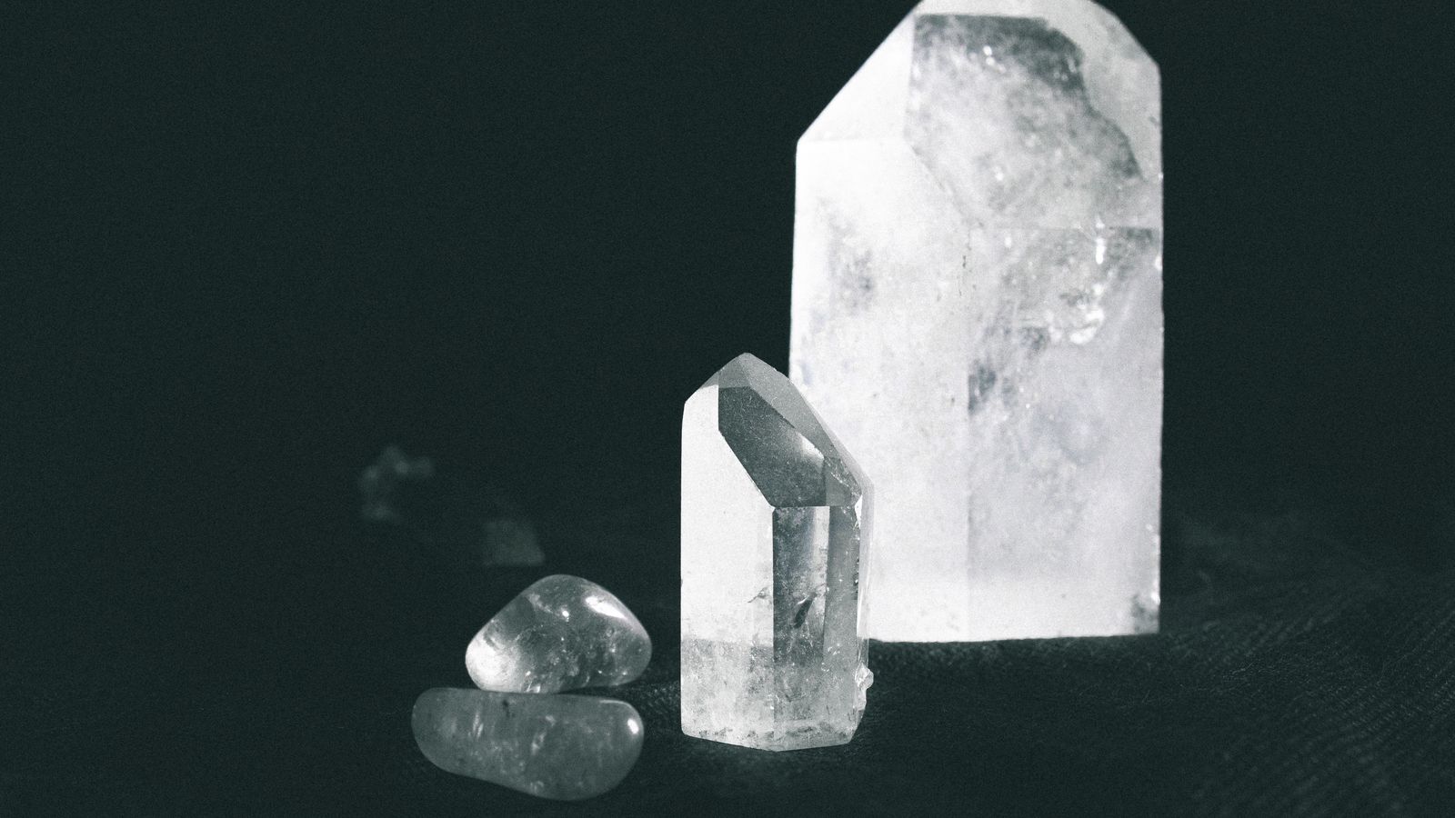 Cristaux de quartz sur fond sombre, pierres de protection contre les énergies négatives