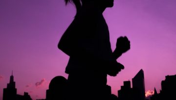 Silhouette d'une personne au crepuscule, se proteger des energies negatives