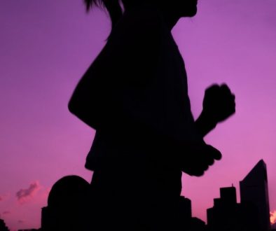 Silhouette d'une personne au crepuscule, se proteger des energies negatives