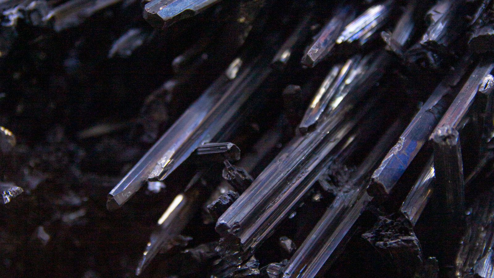 Gros plan de tourmaline noire, la pierre de protection la plus puissante